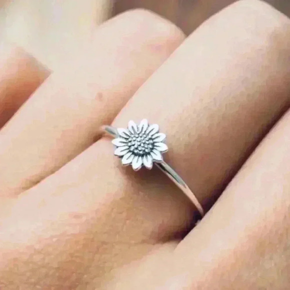 Vintage Sunflower Design Ring Silver Plated size 6 - Picture 4 of 6